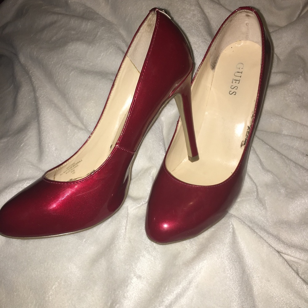 Size 10 metallic red guess medallion pumps new!